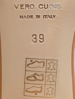 Pantoletten><noscript><img width=