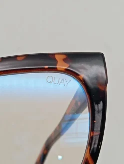 Brille-Quay Clearance