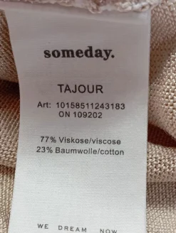 Pullover><noscript><img width=