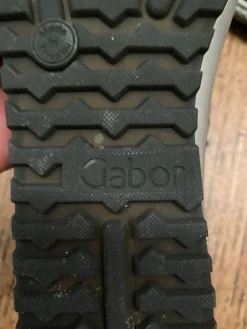 Sneaker><noscript><img width=