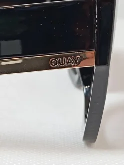 Karée Brille-Quay Hot