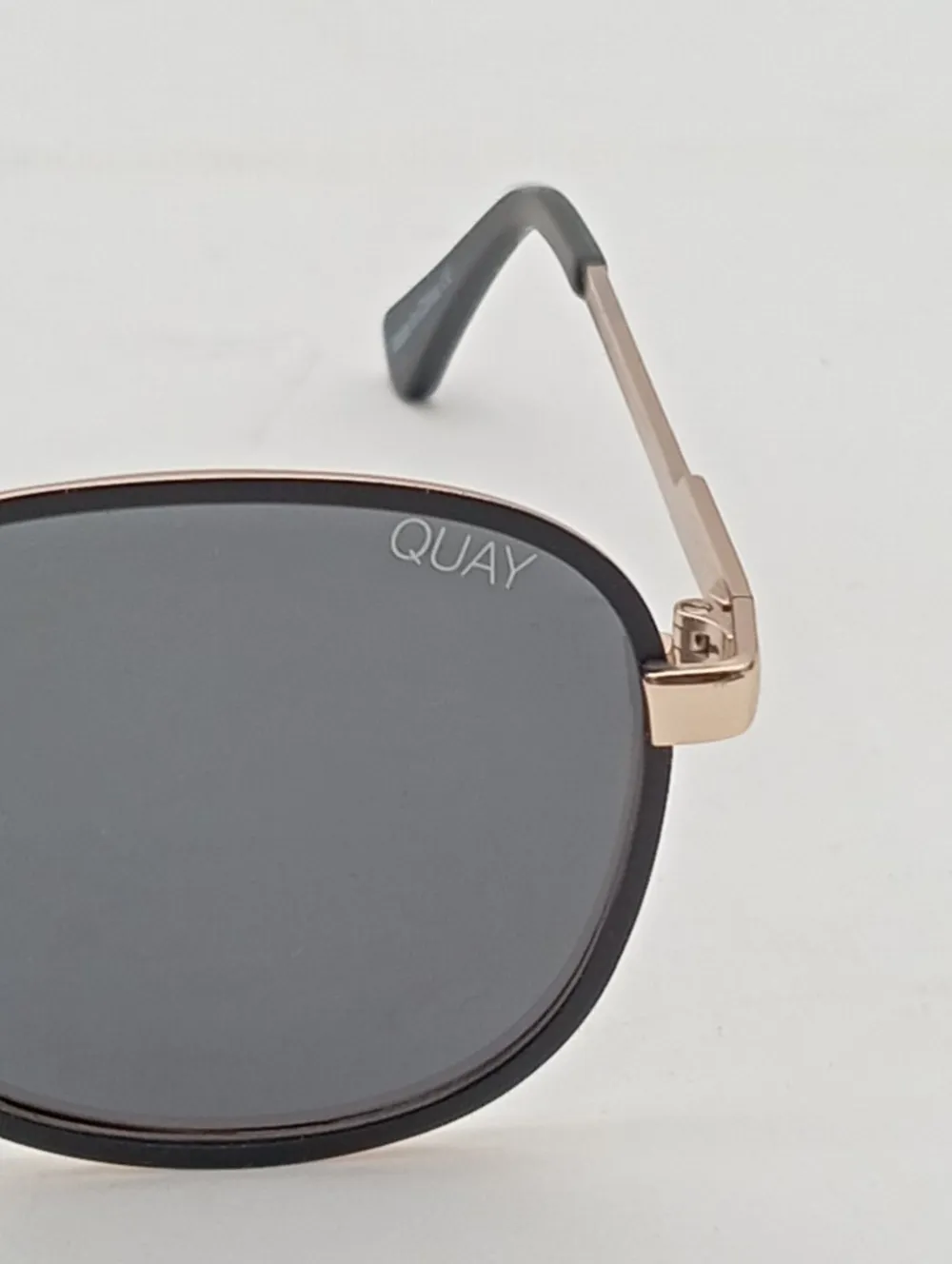Sonnenbrillen>Quay ovale Sonnenbrille goldfarbenschwarz