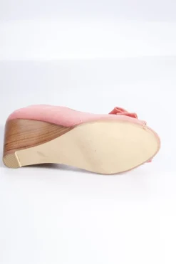 Pumps><noscript><img width=