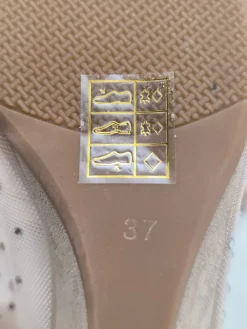 Pumps><noscript><img width=