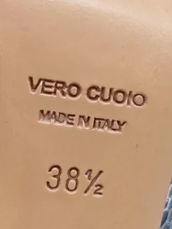 Pumps><noscript><img width=