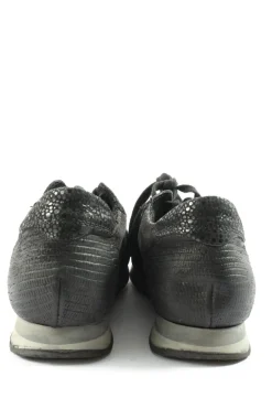 Sneaker><noscript><img width=