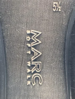 Pumps><noscript><img width=