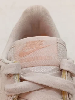 Sneaker><noscript><img width=