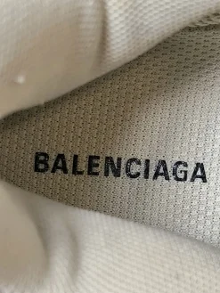 Sneaker><noscript><img width=