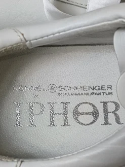 Sneaker><noscript><img width=