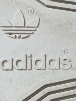 Sneaker><noscript><img width=