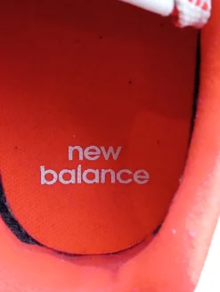 Sneaker><noscript><img width=