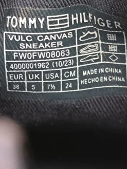 Sneaker><noscript><img width=