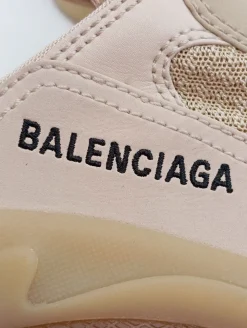 Sneaker><noscript><img width=