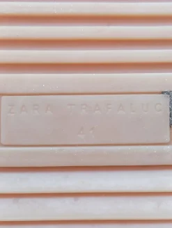 Sneaker><noscript><img width=