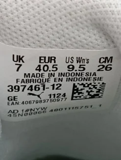 Sneaker><noscript><img width=