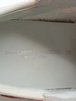 Sneaker><noscript><img width=