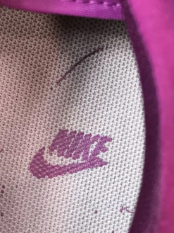 Sneaker><noscript><img width=