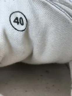 Sneaker><noscript><img width=