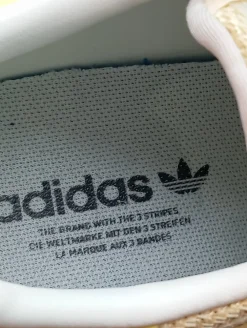 Sneaker><noscript><img width=