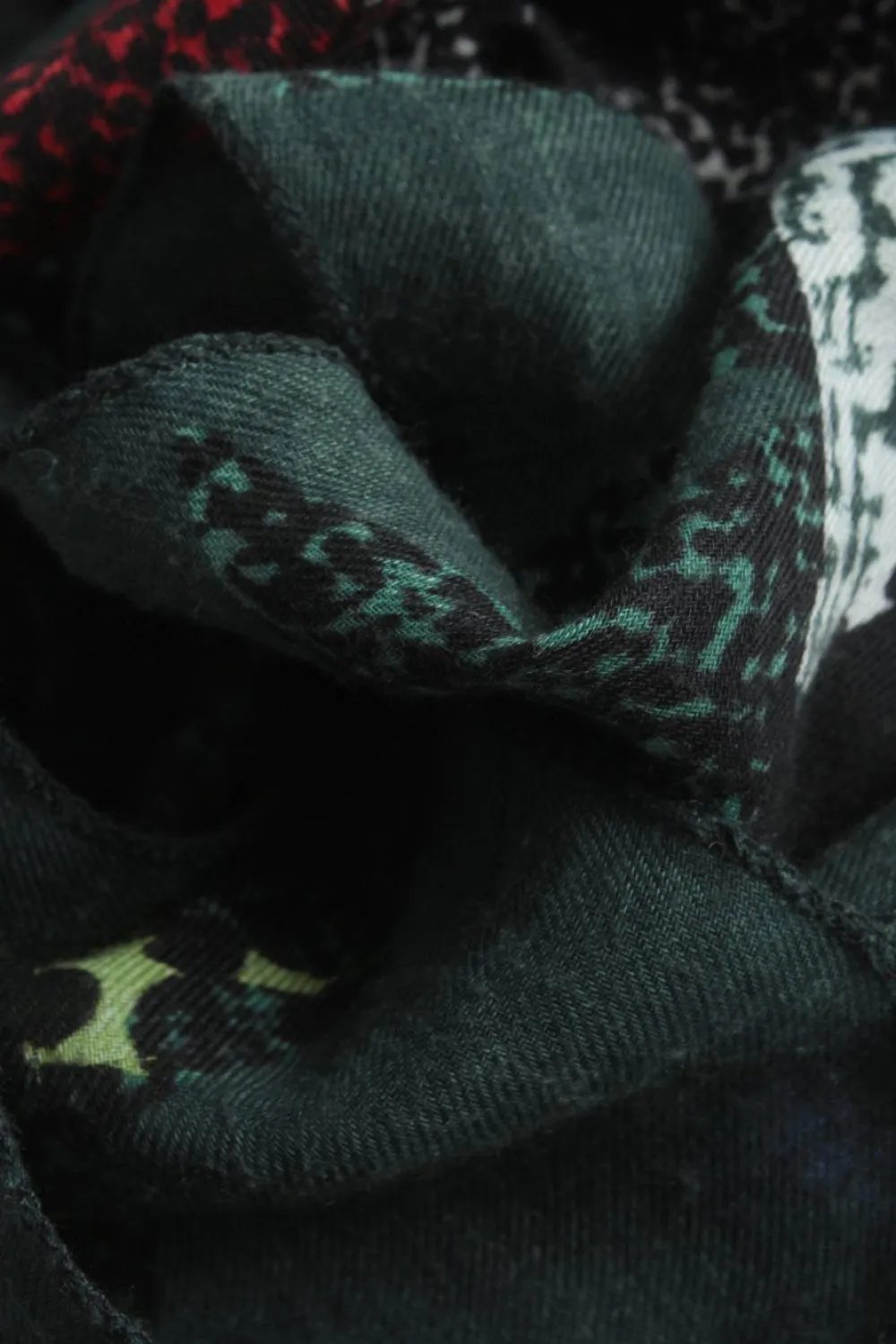 Trachtentuch-Divided Outlet